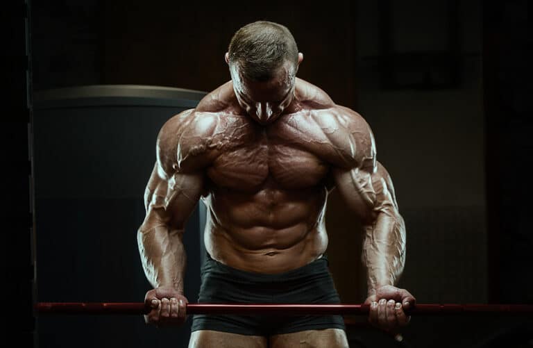 dopage en bodybuilding : silhouette musclée d'un bodybuilder en compétition