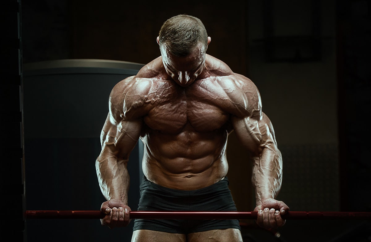 dopage en bodybuilding : silhouette musclée d'un bodybuilder en compétition