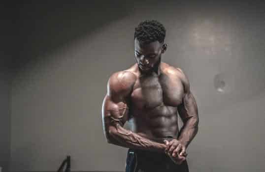 gestion du stress : coach sportif aidant un athlète à gérer son stress