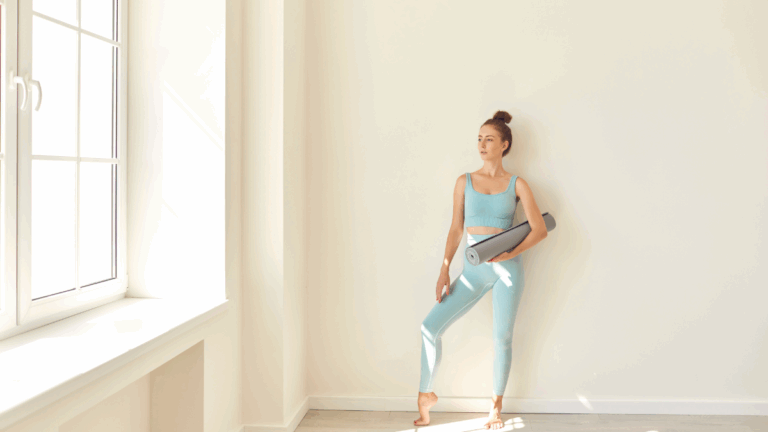 pilates au mur : personne réalisant des exercices de Pilates en s'appuyant contre un mur