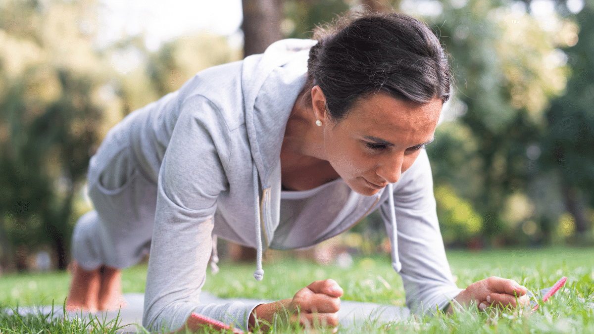 bras fermes : femme tonifiant ses bras avec exercices simples
