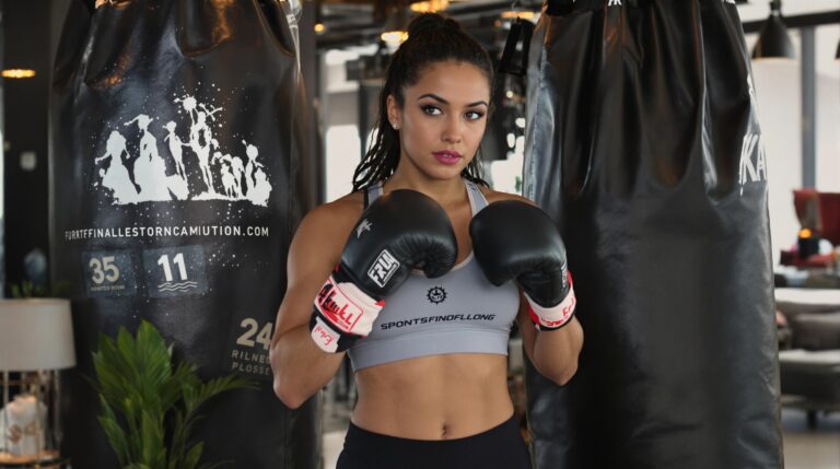 boxe : séance de boxe dynamique frappe un sac de frappe pour brûler la graisse du ventre