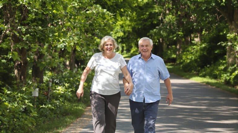 Jeffing à 65 ans : une personne âgée pratiquant le Jeffing, une alternance de marche dynamique et course légère en pleine nature