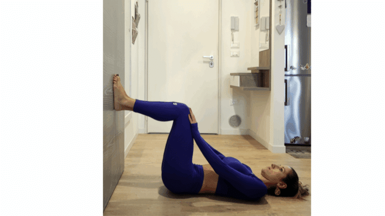 Pilates : femme exécutant un exercice de Pilates contre un mur