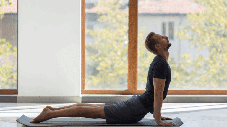 arthrose lombaire : personne réalisant des exercices doux pour le dos