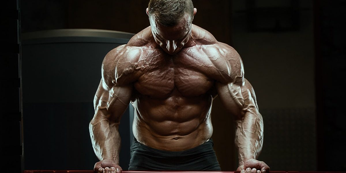dopage en bodybuilding : silhouette musclée d'un bodybuilder en compétition