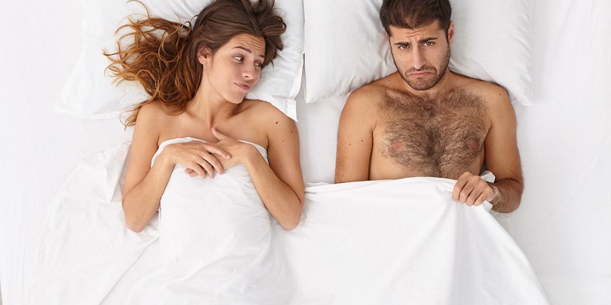déficit en testostérone : homme réfléchissant sur ses symptômes de manque de testostérone