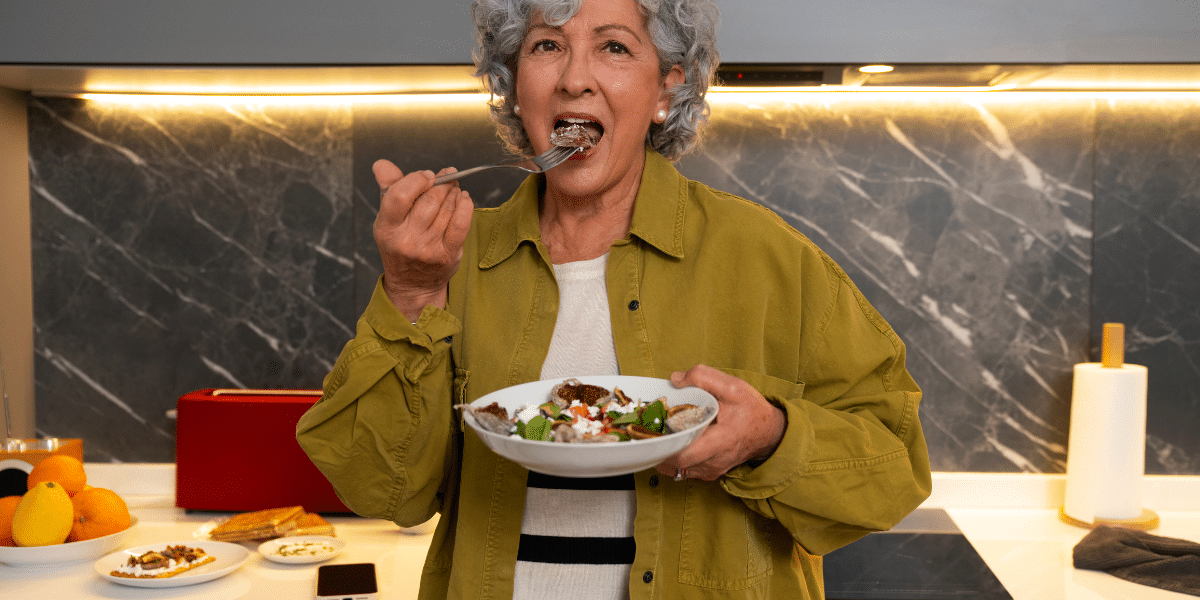 garder la ligne après 50 ans : femme mature souriante, active et en bonne santé