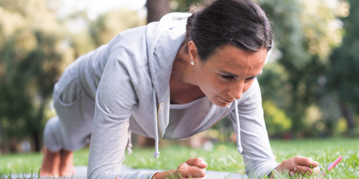 bras fermes : femme tonifiant ses bras avec exercices simples