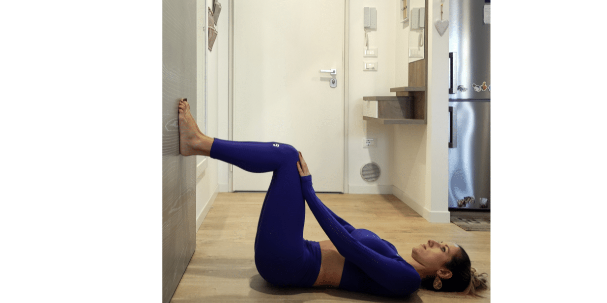 Pilates : femme exécutant un exercice de Pilates contre un mur