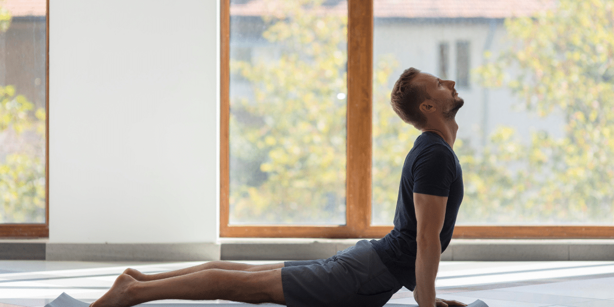 arthrose lombaire : personne réalisant des exercices doux pour le dos