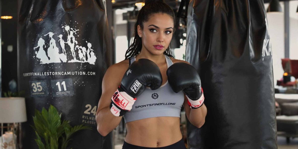 boxe : séance de boxe dynamique frappe un sac de frappe pour brûler la graisse du ventre