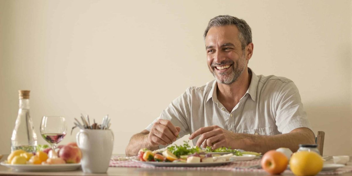 perte de poids sans sport : personne sereine adoptant une alimentation intuitive